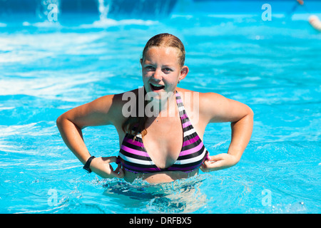 Le persone aventi fun, scorrevole al water park. Foto Stock