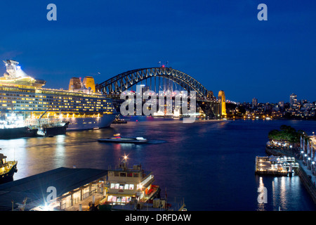 Il Circular Quay al crepuscolo e di notte con Harbour Bridge in background da Cahill a piedi Sydney New South Wales NSW Australia Foto Stock