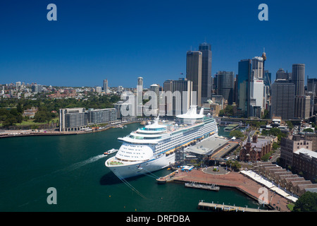 Il Circular Quay con vista sullo skyline di grattacieli CBD con la nave di crociera liner Voyager dei mari ormeggiato a Sydney Foto Stock