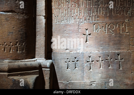 Khachkars, armena cross-pietre, nella Surb Karapet chiesa monastero Noravank, Armenia Foto Stock