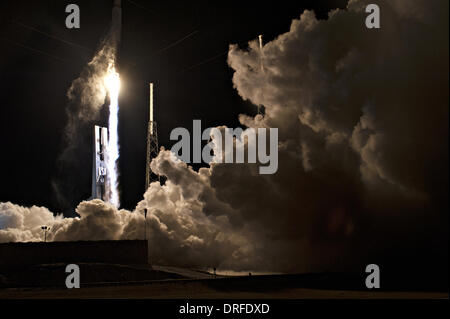 United Launch Alliance Atlas V rocket con la NASA il Tracking e relè dati veicolo spaziale satellitare in cima solleva da Space Launch Complex 41 Gennaio 24, 2014 in Cape Canaveral, FL. Foto Stock