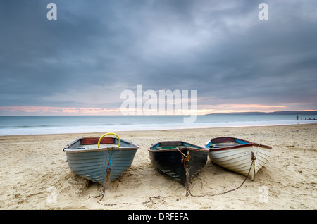 Barche a Durley Chine sulla spiaggia di Bournemouth nel Dorset Foto Stock