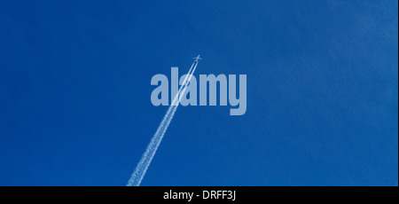 Aereo di linea e contrail o vapore condensato via trail visto su Palma de Maiorca sky, Spagna. Foto Stock