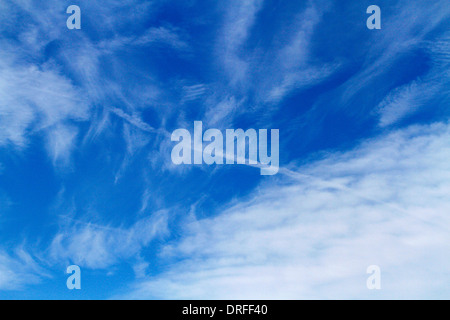 Aereo di linea e contrail o vapore condensato via trail visto su Palma de Maiorca sky, Spagna. Foto Stock