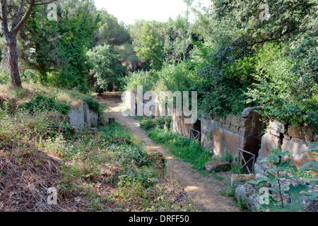 A forma di cubo di tombe che assomigliano a righe case terrazza a Cerveteri etrusca necropoli Banditaccia in Italia centrale questi Foto Stock