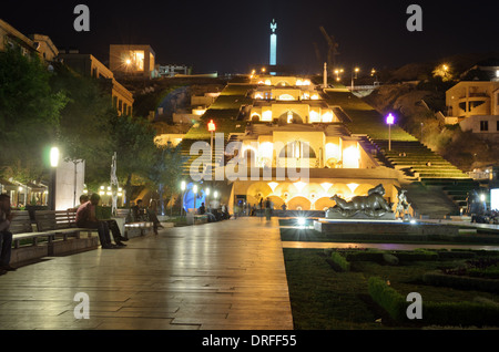 Cascata gigante, le scale e la Cafesjian Centro per le Arti di Yerevan, Armenia Foto Stock