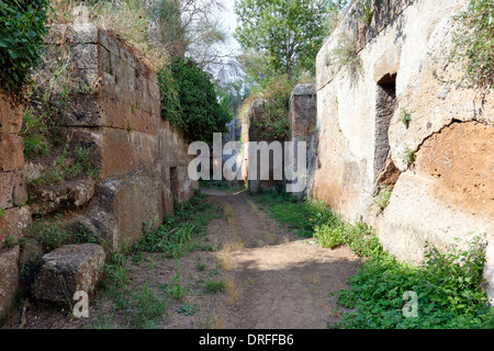 A forma di cubo di tombe che assomigliano a righe case terrazza a Cerveteri etrusca necropoli Banditaccia in Italia centrale questi Foto Stock