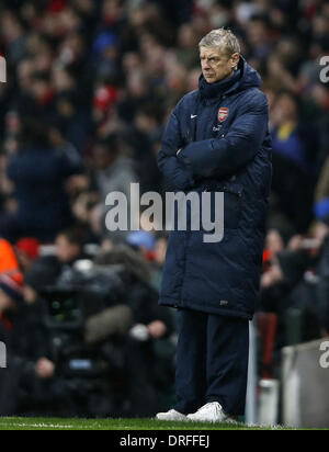 Londra, Regno Unito. 24 gen 2014. Londra, Arsenal guarda su durante la FA Cup quarto round match tra Arsenal e Coventry City all'Emirates Stadium di Arsène Wenger, manager dell'Arsenal guarda su durante la FA Cup quarto round match tra Arsenal e Coventry City all'Emirates Stadium di Londra, Gran Bretagna il 24 gennaio, 2014. Arsenal ha vinto 4-0. Credito: Wang Lili/Xinhua/Alamy Live News Foto Stock