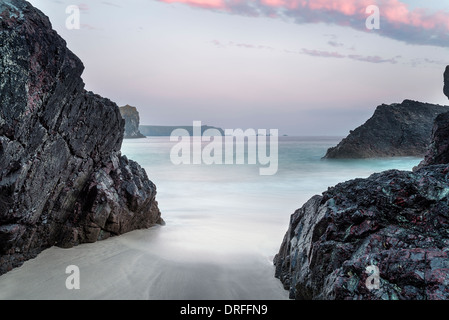 Crepuscolo presso Kynance Cove Beach sul Lizard in Cornovaglia Foto Stock