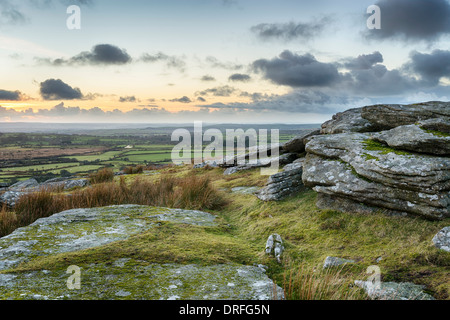 Crepuscolo presso Alex Tor su Bodmin Moor vicino a St Breward in Cornovaglia Foto Stock