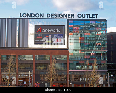 La facciata della London Designer Outlet, Wembley, London Borough of Brent, London, England, Regno Unito Foto Stock