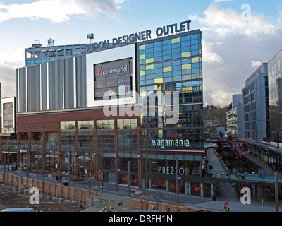 La facciata della London Designer Outlet, Wembley, London Borough of Brent, London, England, Regno Unito Foto Stock