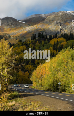 Veicoli attraversano Colore di autunno lungo la US 550 a sud di Ouray, Million Dollar Highway, San Juan Skyway Scenic Byway, Colorado. Foto Stock