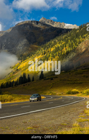 Il veicolo attraversa Colore di autunno lungo la US 550 a sud di Ouray, Million Dollar Highway, San Juan Skyway Scenic Byway, Colorado. Foto Stock