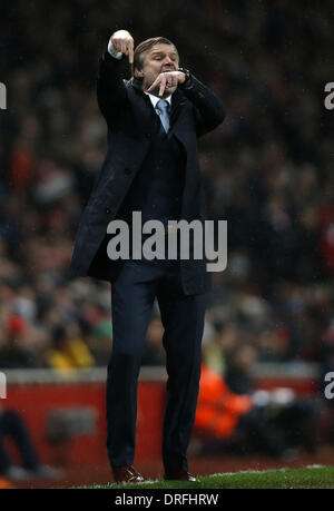 Londra, Regno Unito. 24 gen 2014. Steven Pressley, manager di Coventry City, dà istruzioni durante la FA Cup quarto round match tra Arsenal e Coventry City all'Emirates Stadium di Londra, Gran Bretagna il 24 gennaio, 2014. Coventry City perso 0-4 . Credito: Wang Lili/Xinhua/Alamy Live News Foto Stock