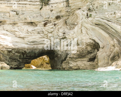 Arco in una roccia vista dal mare Foto Stock