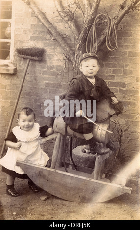 Little Boy su un cavallo a dondolo Foto Stock