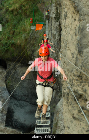 Gruppo di turisti stranieri attraversando San Martin Canyon su un ponte sospeso come visto Foto Stock