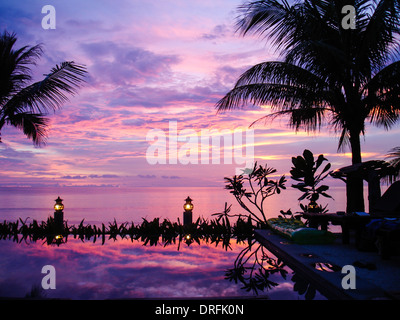 Colorato tramonto sul mar delle Andamane a Khao Lak, Thailandia. vista dal bar della piscina Foto Stock