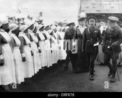 George V e la regina Maria la visita di un ospedale Foto Stock