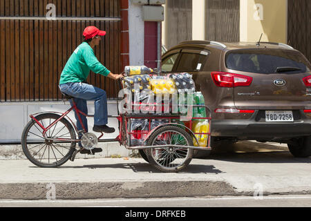 Prodotti Coca Cola essendo erogata dalla bicicletta carrelli stile pratica comune Foto Stock