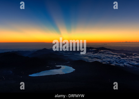 日の出 tramonto da Mt. Fuji Foto Stock