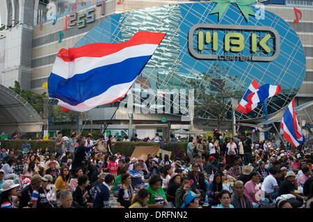 Bangkok, Tailandia. Gennaio 24th, 2014. Anti-contestatori del governo tailandese di onda bandiere nazionali di fronte al palco principale dal MBK shopping mall all'intersezione di Pratunam. Dopo quasi 3 mesi di protestare, ci sono ancora decine di migliaia di manifestanti per le strade di Bangkok chiedendo le dimissioni del Primo ministro tailandese Yingluck Shinawatra. 'Shutdown Bangkok' è organizzato dal popolo della riforma democratica Comitato (PDRC). Credito: Kraig Lieb / Alamy Live News Foto Stock