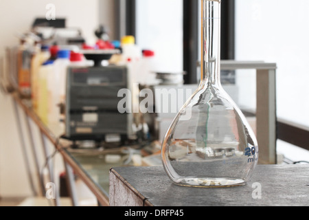 Pallone a fondo tondo da analisi chimica in laboratorio Foto Stock