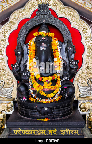 Stone Ganesha statua all'interno della sala di preghiera a Sathya Sai Baba Super Specialty hospital. Puttaparthi, Andhra Pradesh, India Foto Stock