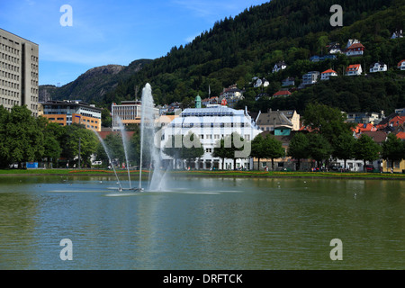 Vista su Lille Lungegårdsvann e la fontana nella città di Bergen, Norvegia, durante l'estate. Foto Stock