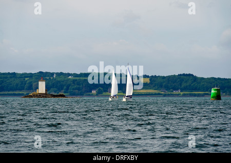 Morlaix Bay Il Cardinale segna la Chambre starbord Ile Noire luce porta due yacht Rade de Morlaix navigation Foto Stock