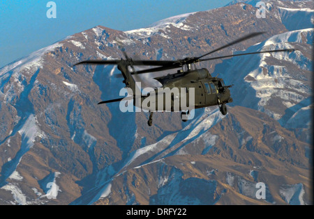 Un esercito americano UH-60M Black Hawk elicottero vola attraverso il Salang Pass 15 gennaio 2014 in Afghanistan. Foto Stock