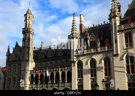 Esterno del palazzo del Municipio, la piazza del mercato di Bruges città, Fiandre Occidentali, Regione fiamminga del Belgio Foto Stock