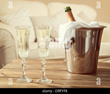 Bicchieri di champagne con il secchiello del ghiaccio nella lounge Foto Stock