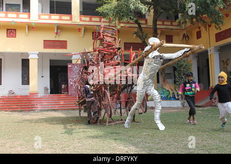 Patna College di arti e mestieri, Chajju Bagh, Patna, Bihar, in India, 25 gennaio 2014. I bambini giocano intorno opere d'arte create dagli studenti di Patna College di arti e mestieri in inverno il sabato mattina in occasione del settantacinquesimo giorno di fondazione del Collegio. La mostra ha presentato molti dipinti, fotografie e sculture create dagli studenti in erba. I visitatori sia nazionali come pure straniero goduto le opere d'arte. Gli studenti hanno ballato, cantato canzone e celebrato stare insieme in una funzione di gala. Il dipinto raffigura la devozione e il rispetto per la femminilità. Credito: Rupa Ghosh/ Alamy Live News. Foto Stock