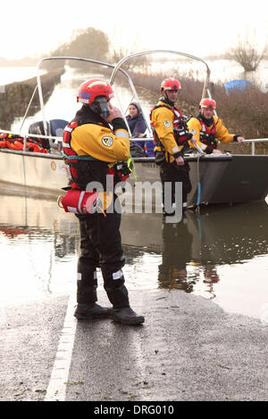 Muchelney, Somerset, Regno Unito. Il 25 gennaio 2014. Devon e Somerset fuoco e il servizio di soccorso di continuare a far funzionare una barca di traghetto tra il villaggio isolato di Muchelney e Langport attraverso l'allagato Somerset livelli. Foto Stock