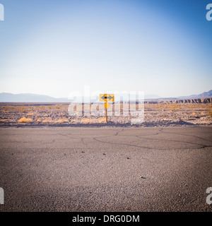 Death Valley, California. Segno di direzione nel mezzo del deserto. Foto Stock