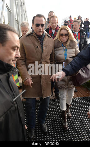 Kitzbuehel, Austria. 25 gennaio, 2014. Ex governatore americano e attore di Hollywood Arnold Schwarzenegger e la sua fidanzata Heather Milligan lasciare l annuale in discesa austriaco gara di sci Hahnenkamm gara a Kitzbuehel Austria, 25 gennaio 2014. Foto: Felix Hoerhager/dpa/Alamy Live News Foto Stock