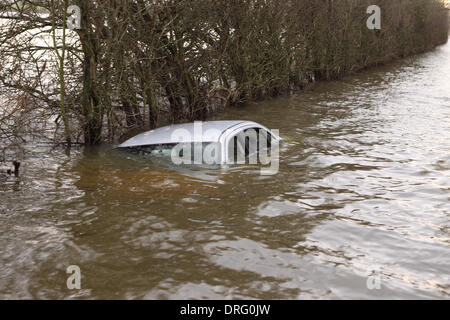 Muchelney, Somerset, Regno Unito. Il 25 gennaio 2014. Un auto abbandonate sommerso sulla strada tra il villaggio isolato di Muchelney e Langport sull'allagato Somerset livelli. Foto Stock