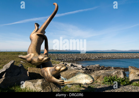 Otter la scultura al terminal dei traghetti di Ardmor (Aird Mhòr), Isle of Barra, Ebridi Esterne, Scotland, Regno Unito Foto Stock