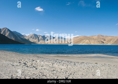Pangong Lake è un lago endorheic dell'himalaya situato ad una altezza di circa un'altitudine di 1.325 m. Ladakh India Foto Stock