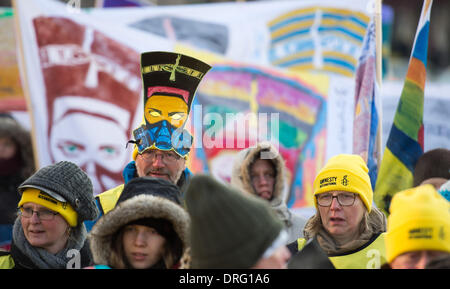 Berlino, Germania. 25 gennaio, 2014. I seguaci di Amnesty International dimostrare per i diritti umani in Egitto a Berlino, Germania, 25 gennaio 2014. Foto: Bernd von Jutrczenka/dpa/Alamy Live News Foto Stock