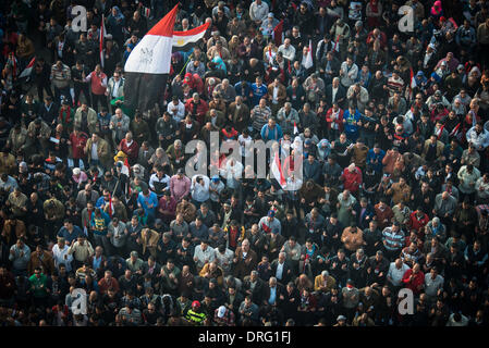 Il Cairo, Egitto. 25 gennaio, 2014. Gli Egiziani si radunano in piazza Tahrir per celebrare il terzo anniversario della che rovesciò ex-presidente Hosni Mubarak al Cairo, in Egitto, il 25 gennaio, 2014. Credito: Pan Chaoyue/Xinhua/Alamy Live News Foto Stock