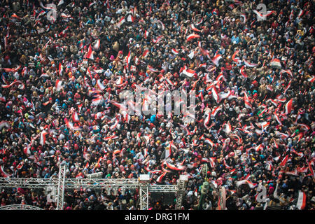 Il Cairo, Egitto. 25 gennaio, 2014. Gli Egiziani si radunano in piazza Tahrir per celebrare il terzo anniversario della che rovesciò ex-presidente Hosni Mubarak al Cairo, in Egitto, il 25 gennaio, 2014. Credito: Pan Chaoyue/Xinhua/Alamy Live News Foto Stock