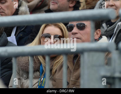 Kitzbuehel, Austria. 25 gennaio, 2014. Ex governatore americano e attore di Hollywood Arnold Schwarzenegger e la sua fidanzata Heather Milligan frequentare l annuale in discesa austriaco gara di sci Hahnenkamm gara a Kitzbuehel Austria, 25 gennaio 2014. Foto: Felix Hoerhager/dpa/Alamy Live News Foto Stock