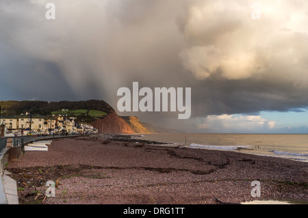 Sidmouth, Devon, Inghilterra.Il 17 gennaio 2014. Heavy Rain cade al di sopra della Jurassic Coast scogliere a Sidmouth Beach in East Devon. Foto Stock