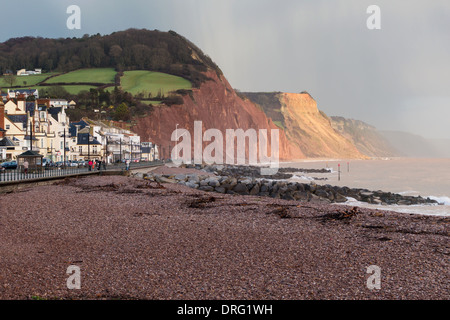 Sidmouth, Devon, Inghilterra.Il 17 gennaio 2014. Heavy Rain cade al di sopra della Jurassic Coast scogliere a Sidmouth Beach in East Devon. Foto Stock