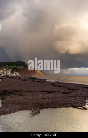 Sidmouth, Devon, Inghilterra.Il 17 gennaio 2014. Heavy Rain cade al di sopra della Jurassic Coast scogliere a Sidmouth Beach in East Devon. Foto Stock