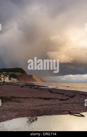 Sidmouth, Devon, Inghilterra.Il 17 gennaio 2014. Heavy Rain cade al di sopra della Jurassic Coast scogliere a Sidmouth Beach in East Devon. Foto Stock