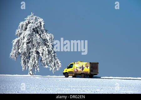 Krasny Les, Repubblica Ceca. 25 gennaio, 2014. Un gelato van aziona attraverso il bianco paesaggio invernale durante una giornata di sole in montagne Erz vicino a Krasny Les, Repubblica ceca, 25 gennaio 2014. Foto: Arno Burgi/dpa/Alamy Live News Foto Stock